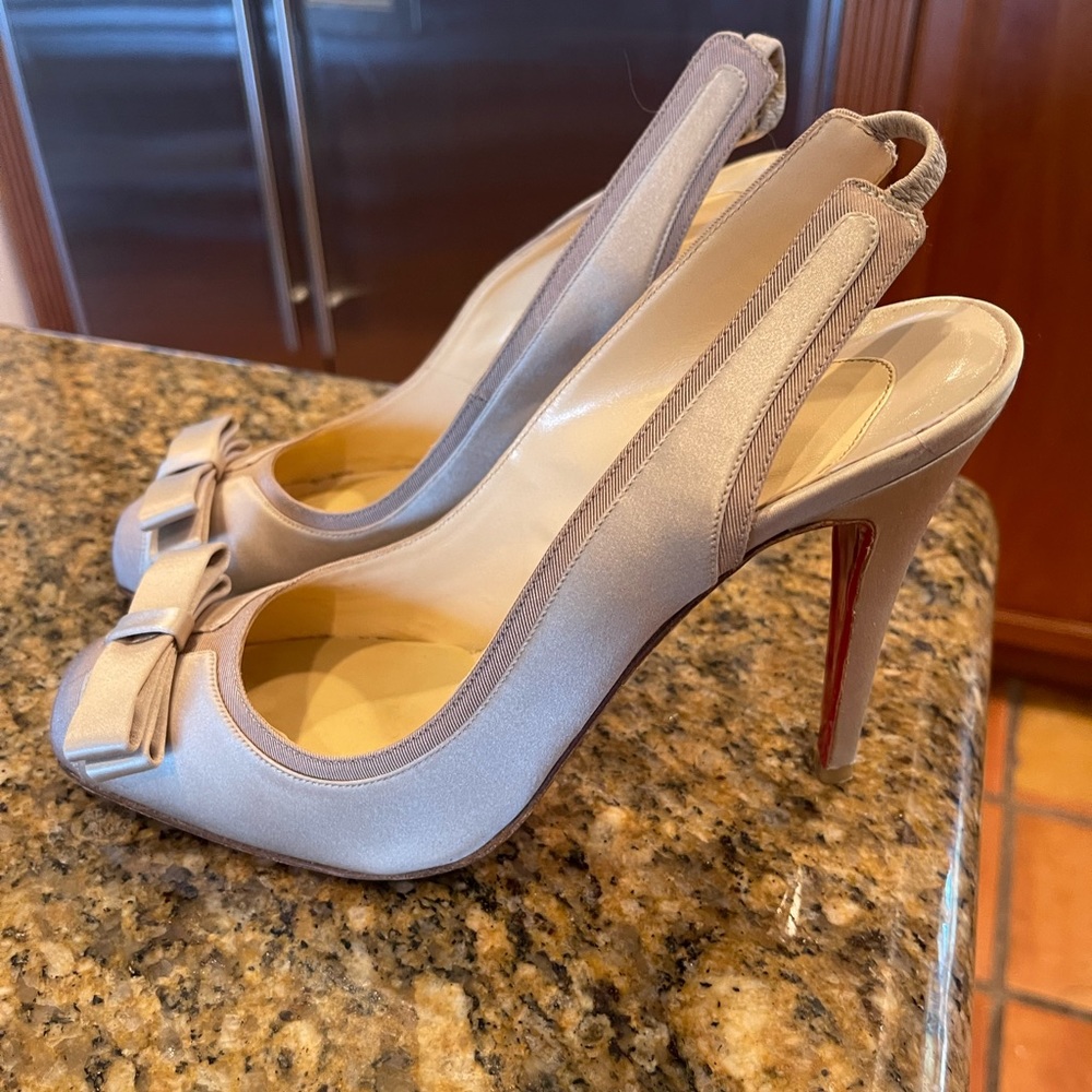 Beautiful Christian Louboutin Nude Satin heels. Ballet look with bow. Size 40.